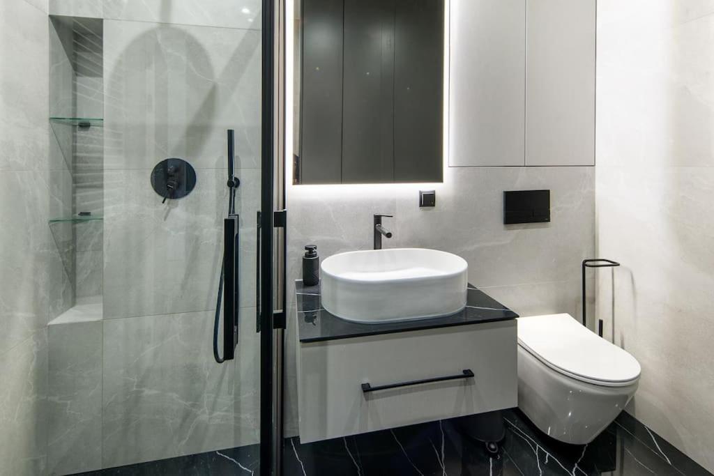 Modern Apt Next To Train Station Cracovia Exterior foto